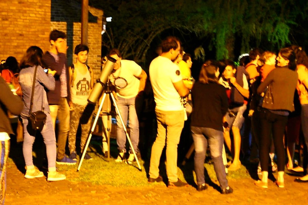 Mirando la luna en Apóstoles