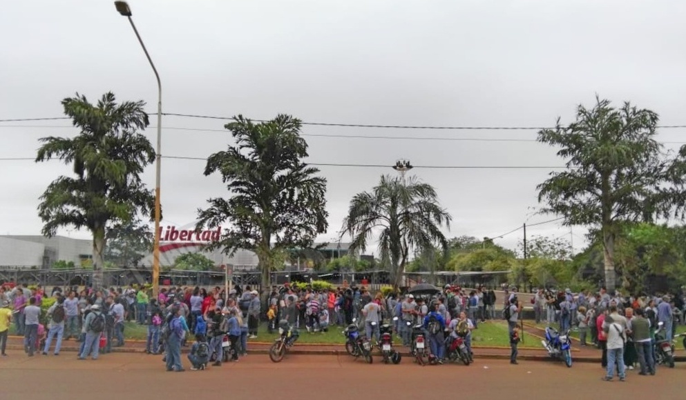 Barrios de Pie se manifiesta frente al Hiper y niegan intento de saqueo