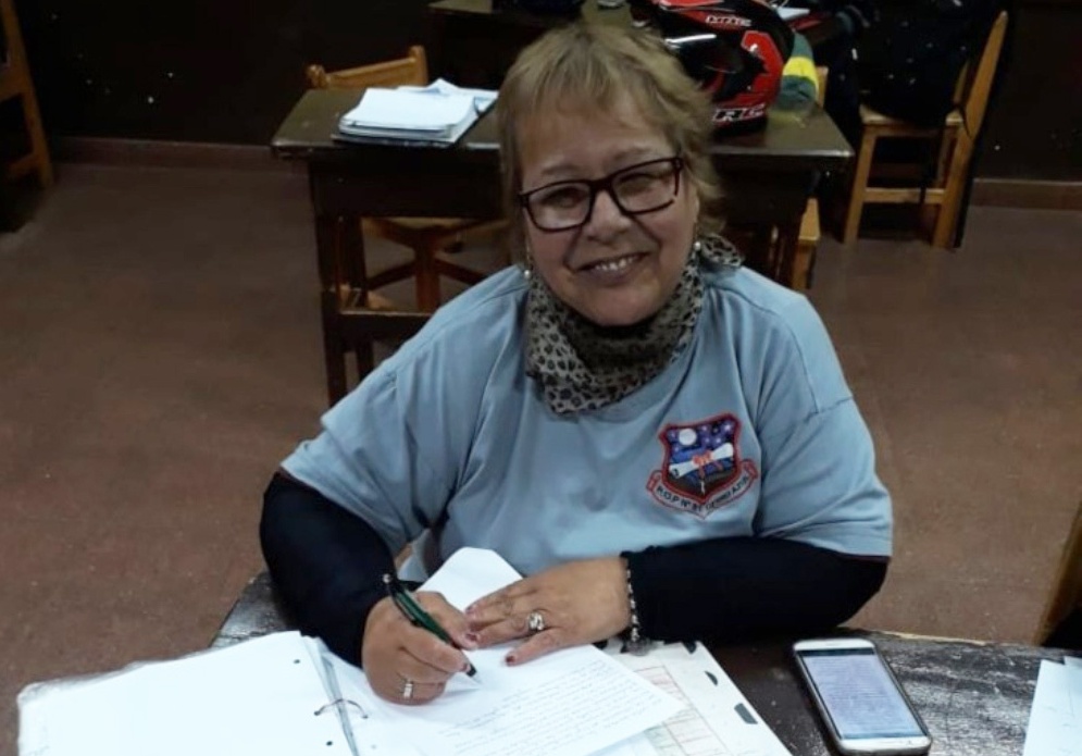 A los 74, Julia busca terminar el secundario en Cerro Azul