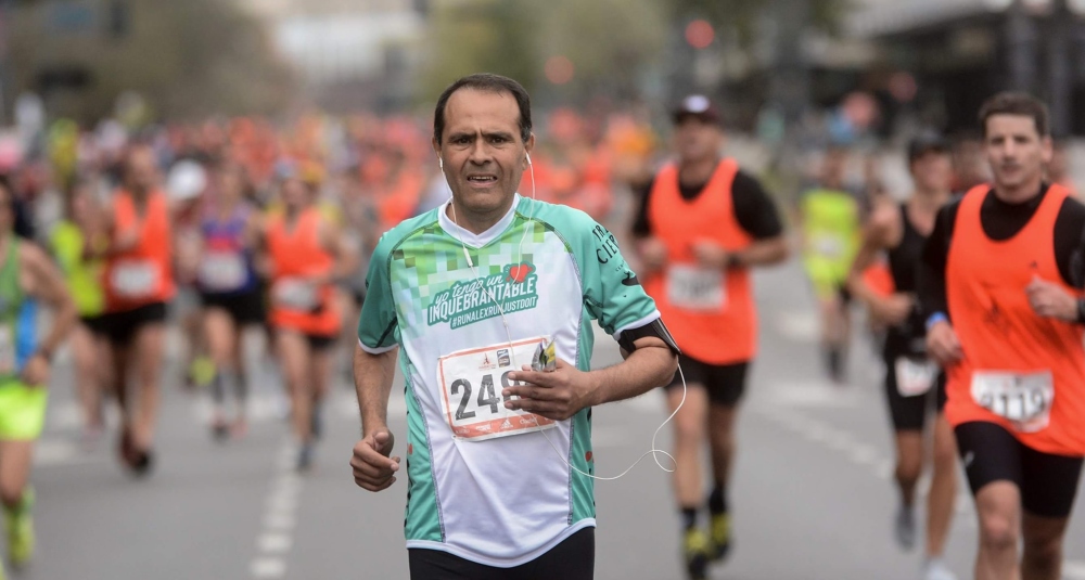 Padece ELA y sueña que sus hijas lo vean en la meta de una maratón