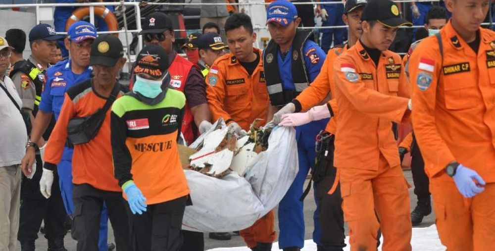 Indonesia cree haber hallado el fuselaje del avión que cayó al mar