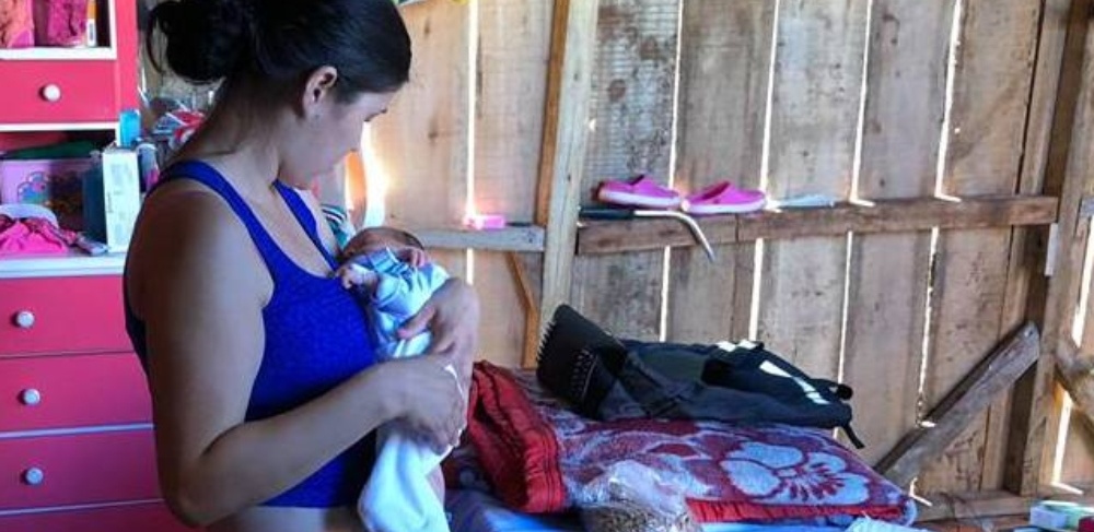 Piden vivienda para familia con bebé recién nacido y una niña con asma