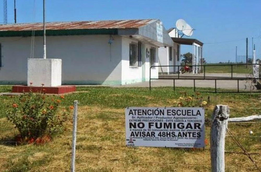 Prohibieron fumigar a menos de mil metros de escuelas rurales