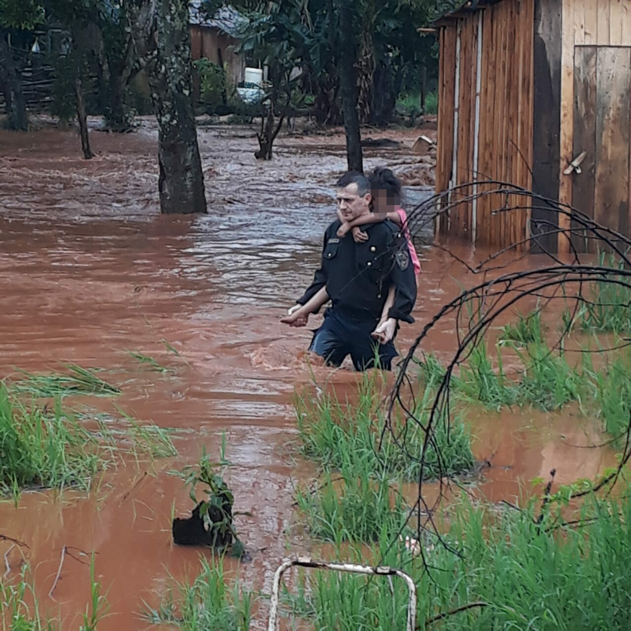 Temporal en Oberá: la Policía de Misiones rescató a cinco hermanos