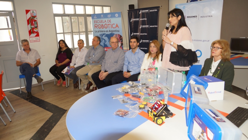 Escuelas técnicas reciben insumos para armar modelos de robots