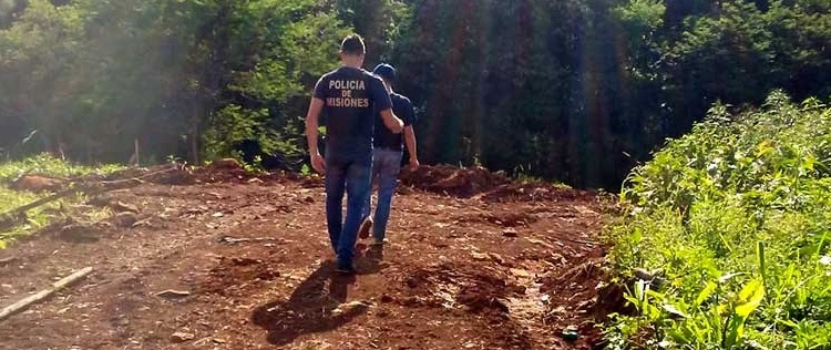 Intensa búsqueda de un joven por el homicidio de su padre