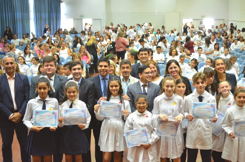 El Concejo posadeño reconoció a unos 300 alumnos