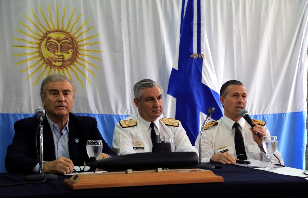 El Ministro de Defensa Oscar Aguad, en conferencia de prensa este mediodia en el Edificio Libertad, sede de la Marina Argentina, anunciando oficialmente el hallazgo de los restos del submarino ARA San Juan hundido hace un año en el Atlantico Sur.El Ministro Aguad junto al Vice Almirante Villan y el Capitan de Navio Balbi Foto: HUGO VILLALOBOS zzzz