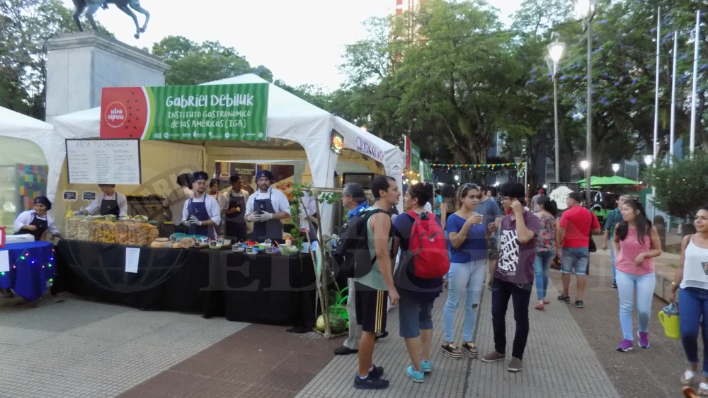 La cultura y la gastronomía viven su “Buen Finde” en la plaza San Martín