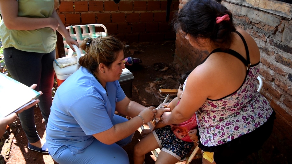 Operativos de vacunación contra el sarampión y la rubéola en los barrios