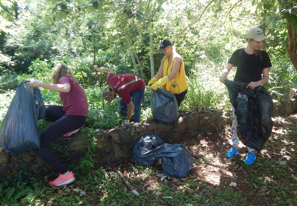 Trabajo conjunto para limpiar un arroyo en Andresito