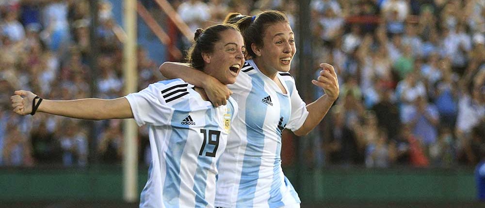 ALEGRÍA TOTAL. Adriana Sachs abraza a Mariana Larroquette, autora del segundo gol del combinado que dirige Borrello.