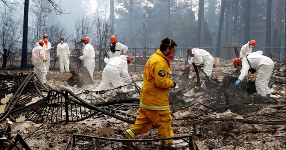 California: buscan cuerpos en tierra arrasada por el fuego