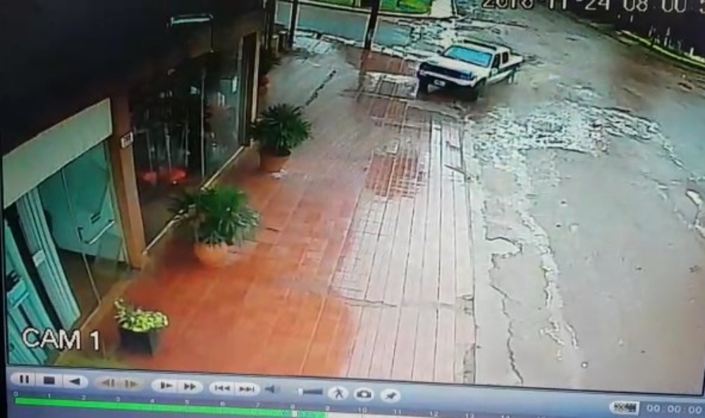 Camioneta de la Policía chocó una vidriera comercial en San Pedro