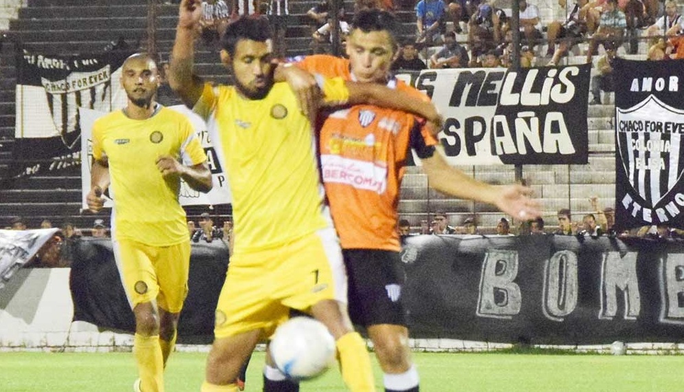 BUEN PARTIDO. Enzo Bruno recibe el balón pese a la marca de Milton Zárate.