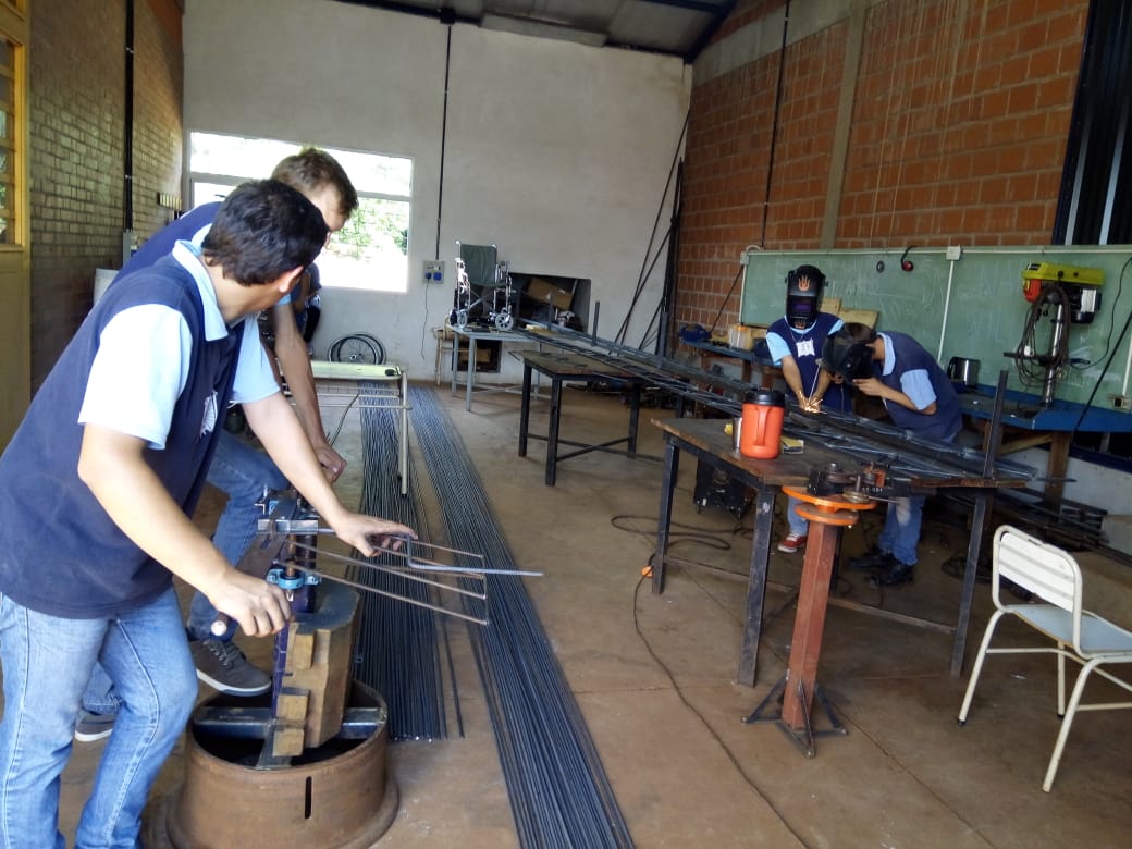 Después del Transformer, en la EPET 25 fabricaron una dobladora de hierro