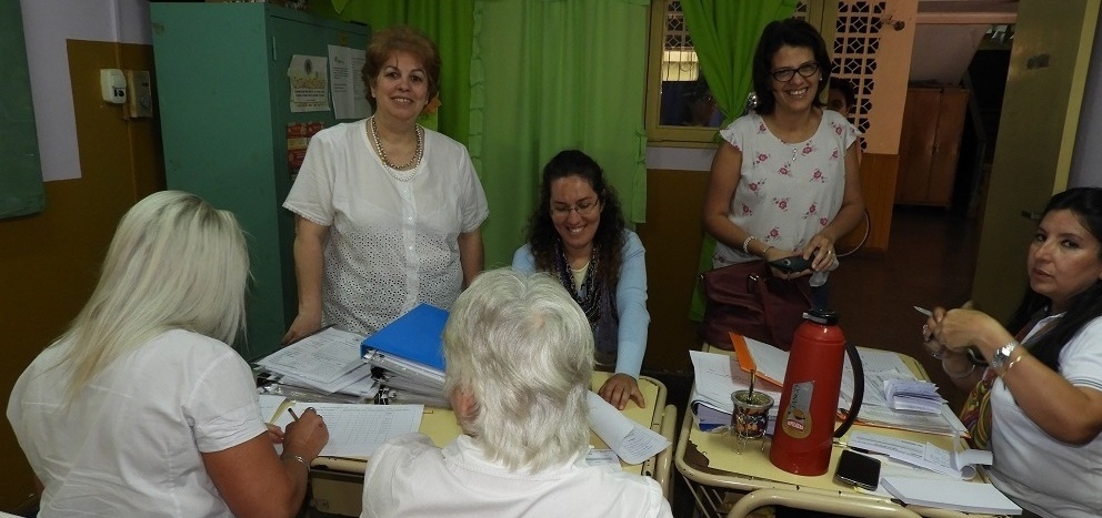 Cooperadoras escolares ocupan los lugares a donde el Estado no llega