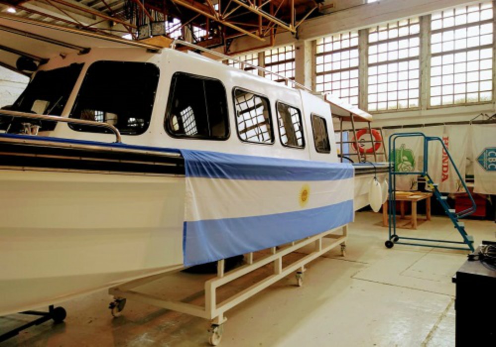 Construyen la primera embarcación solar del país