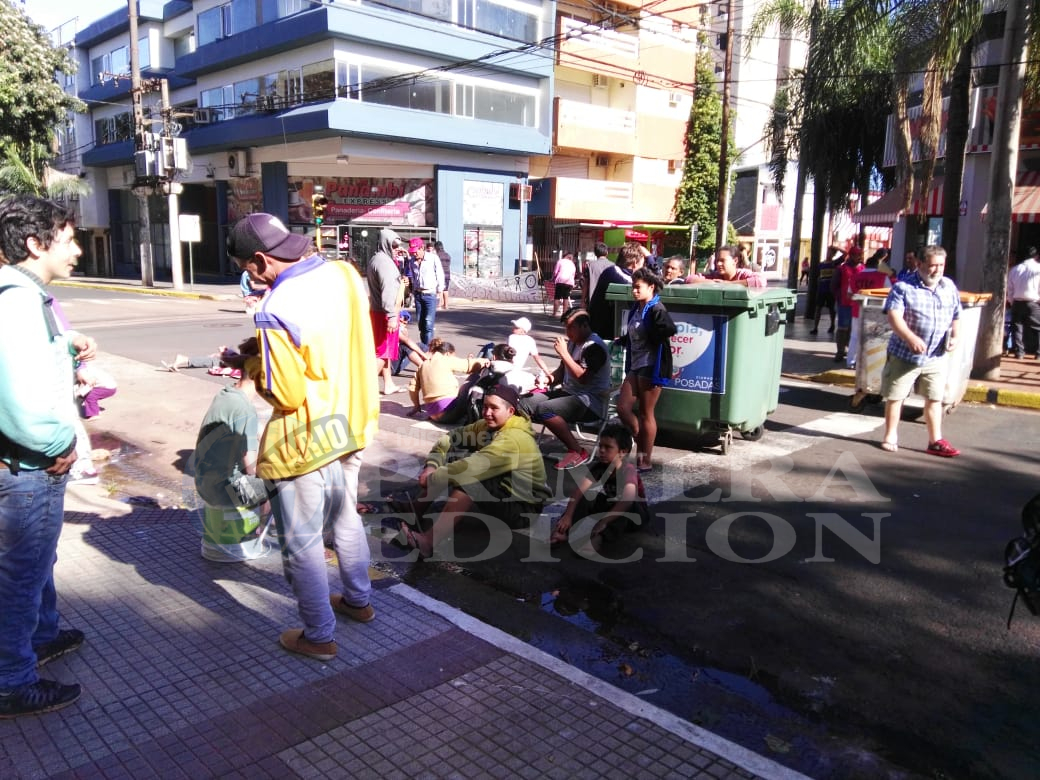 Tareferos cortan las calles Junín y Sarmiento en reclamo de asistencia