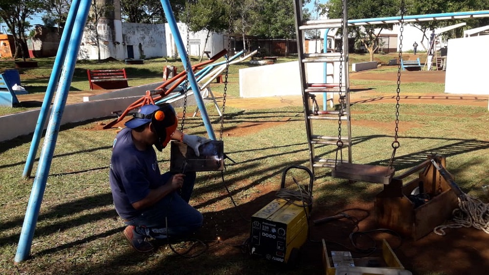 Embellecimiento en plazas de Villa Cabello