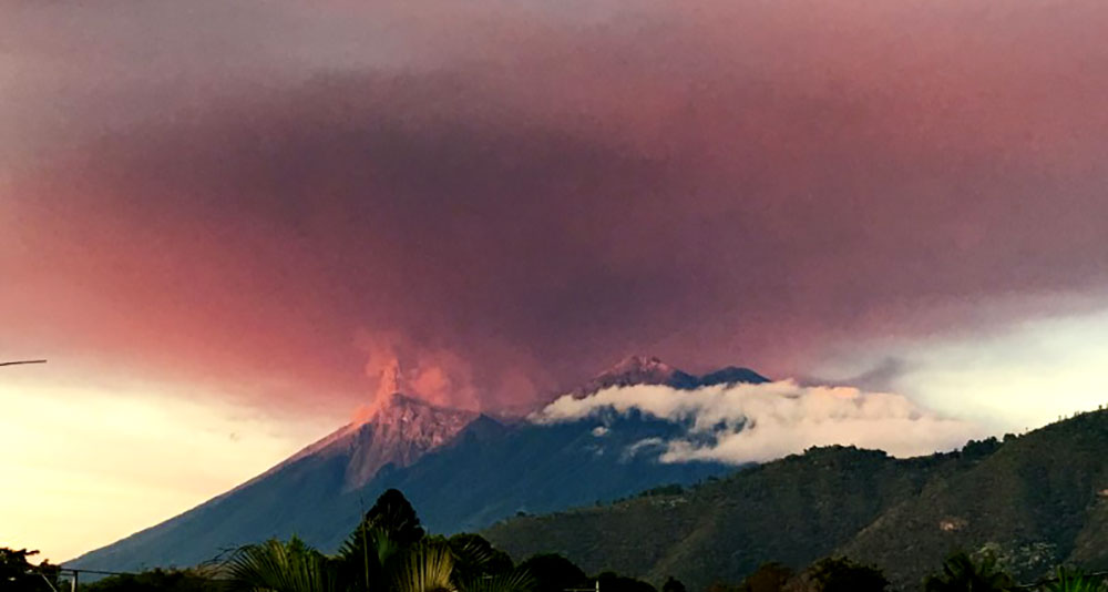 Guatemala: miles de evacuados y alerta roja por erupción del Volcán de Fuego