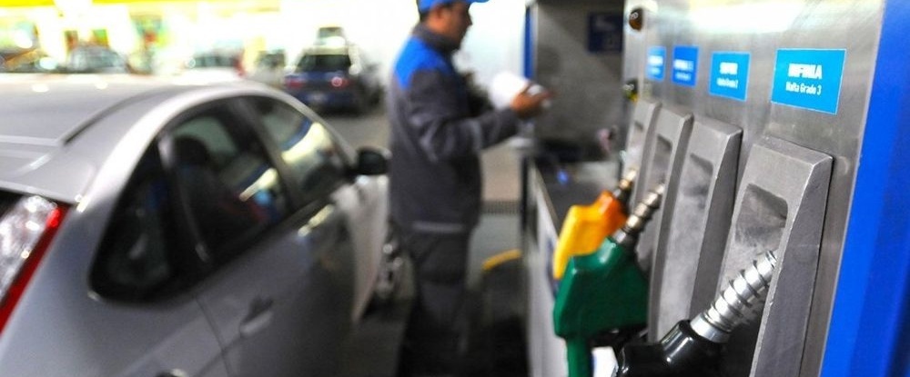 YPF bajó el precio de naftas un 1% y subió el del gasoil un 3%