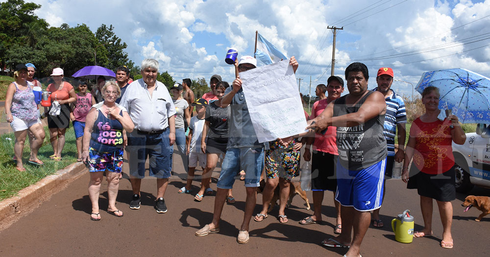 Cortan la principal avenida de Garupá, hartos de la falta de agua potable