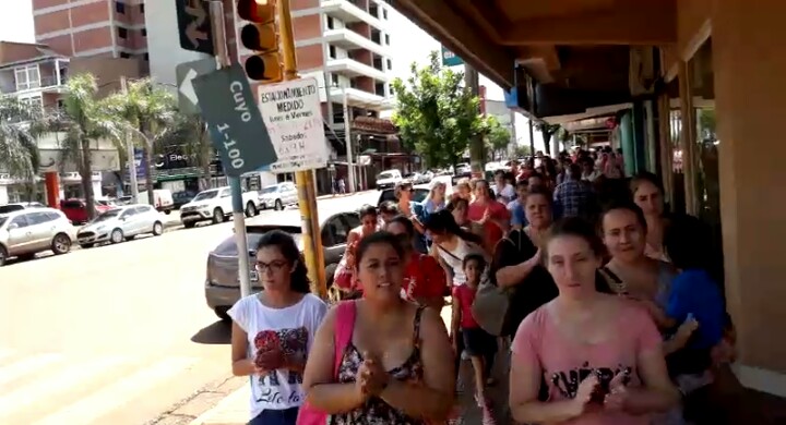 Vecinos de Eldorado piden que no separen a beba de sus padres adoptivos