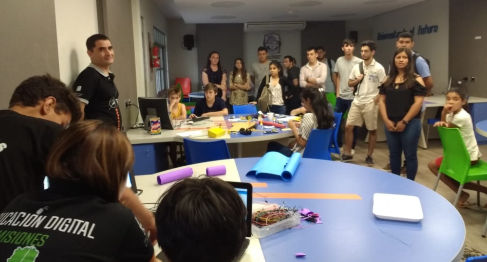 Estudiantes de Exactas visitaron la Escuela de Robótica y el IXD