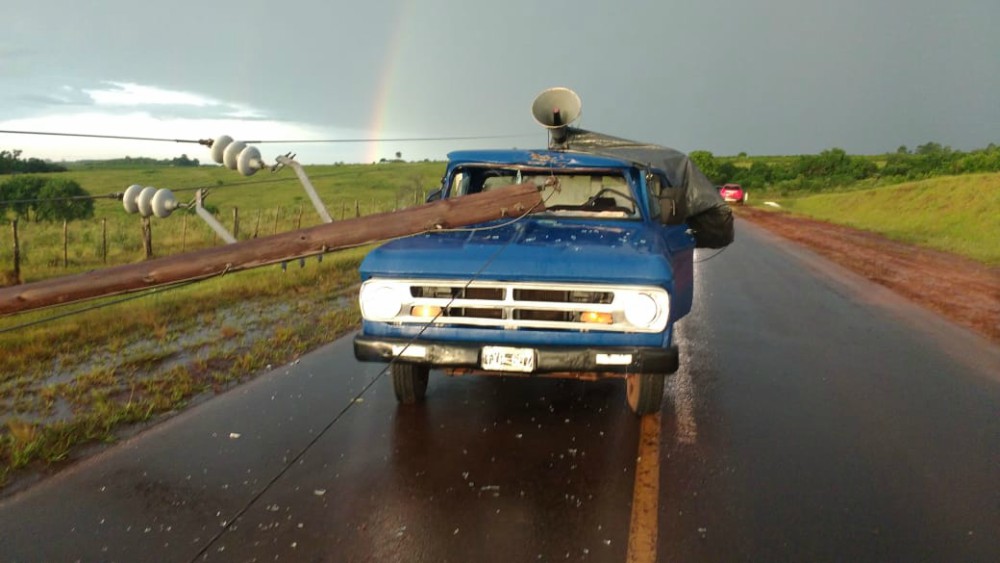 Cayeron postes de alta tensión sobre la ruta provincial 1