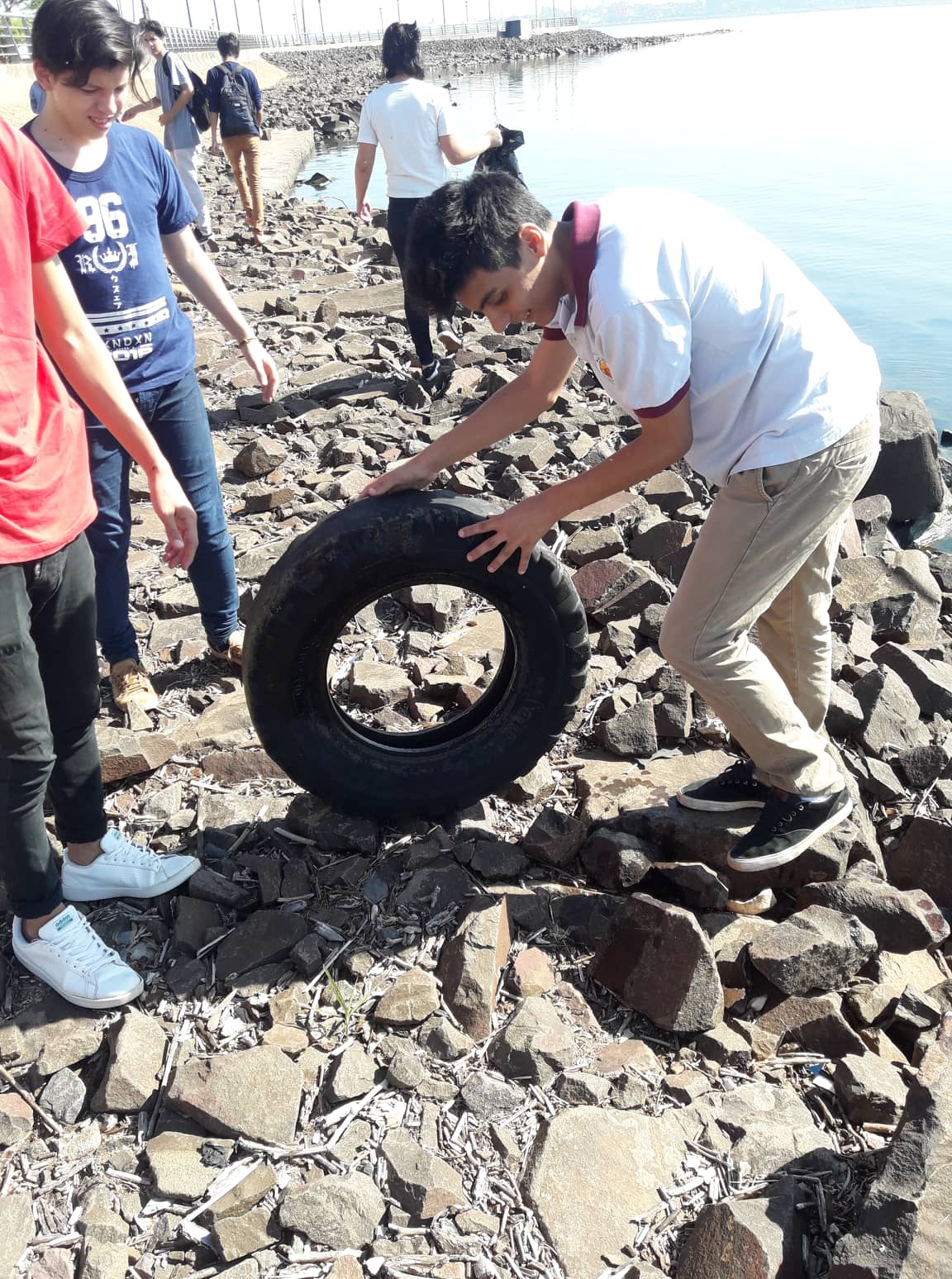 Rindieron el recuperatorio y después se juntaron para limpiar la ribera del Paraná