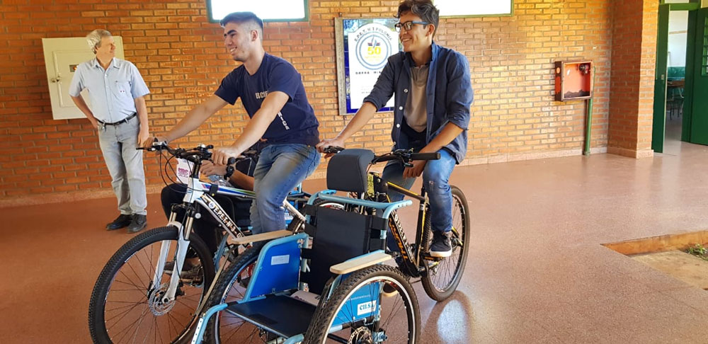 La EPET 3 de Oberá donó una bicisilla a Fundación Hayes