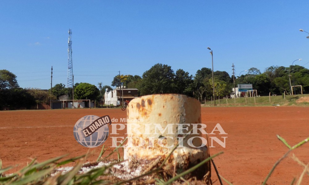 Siguen matando al fútbol: se robaron uno de los arcos de la cancha del barrio Yacyretá
