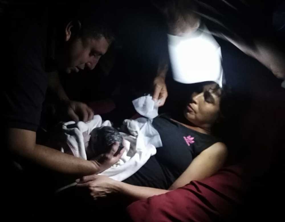 Policías asistieron a mujer que dio a luz una beba