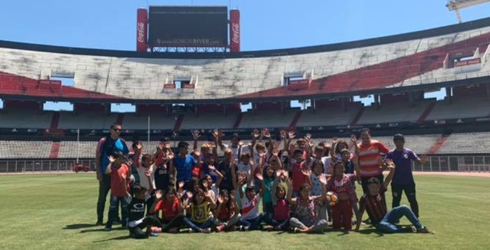 Niños mbya de Puerto Iguazú visitaron el Monumental