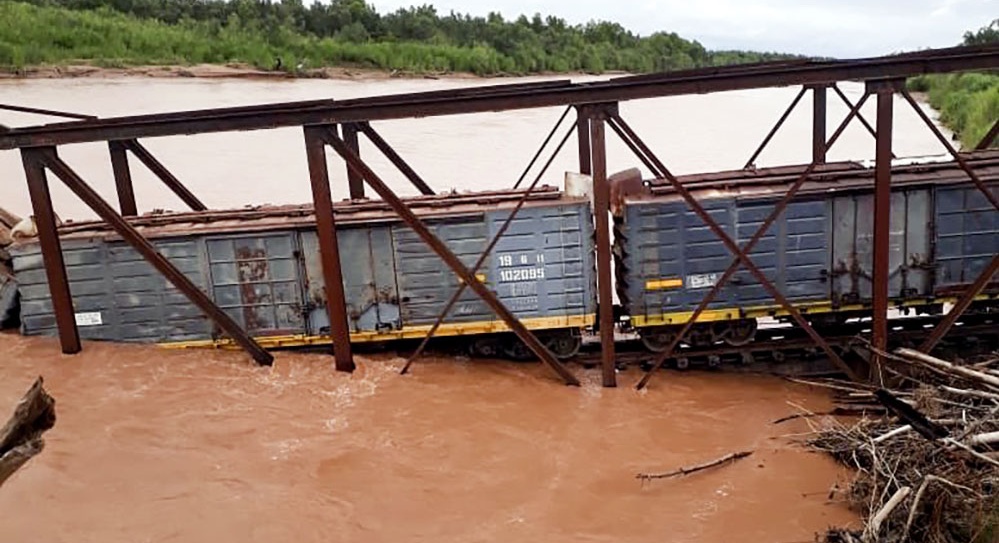 Cae puente ferroviario justo cuando pasaba un tren de cargas