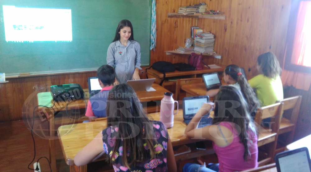 Por internet, en Picada Los Pinos, los alumnos harán trámites a la comunidad