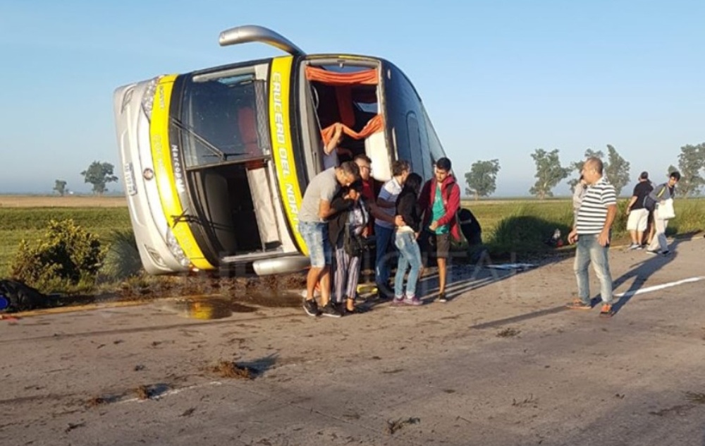 Micro que salió de Posadas volcó en Santa Fe