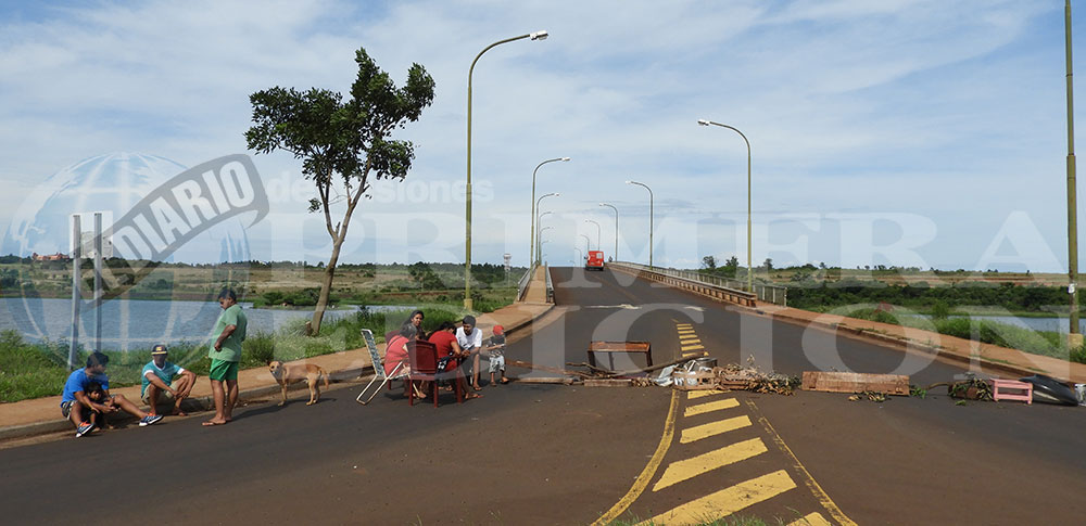 Manifestantes cortan todos los accesos del oeste posadeño