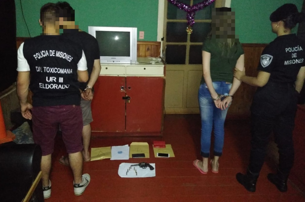 Una pareja, cocaína y revólver