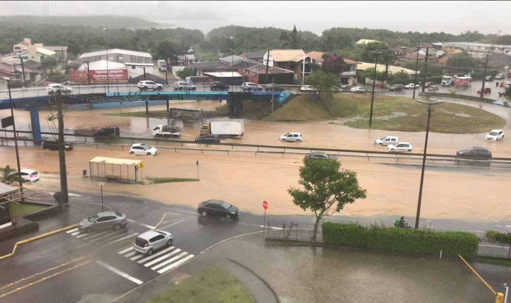 Fuertes lluvias provocan estragos en Santa Catarina