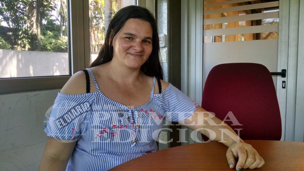 Es madre de tres hijos, trabaja en casa de familia y se recibió de maestra jardinera