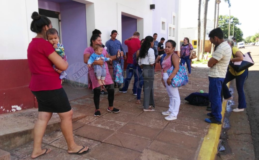 Vecinos se manifiestan frente a la Municipalidad de Garupá