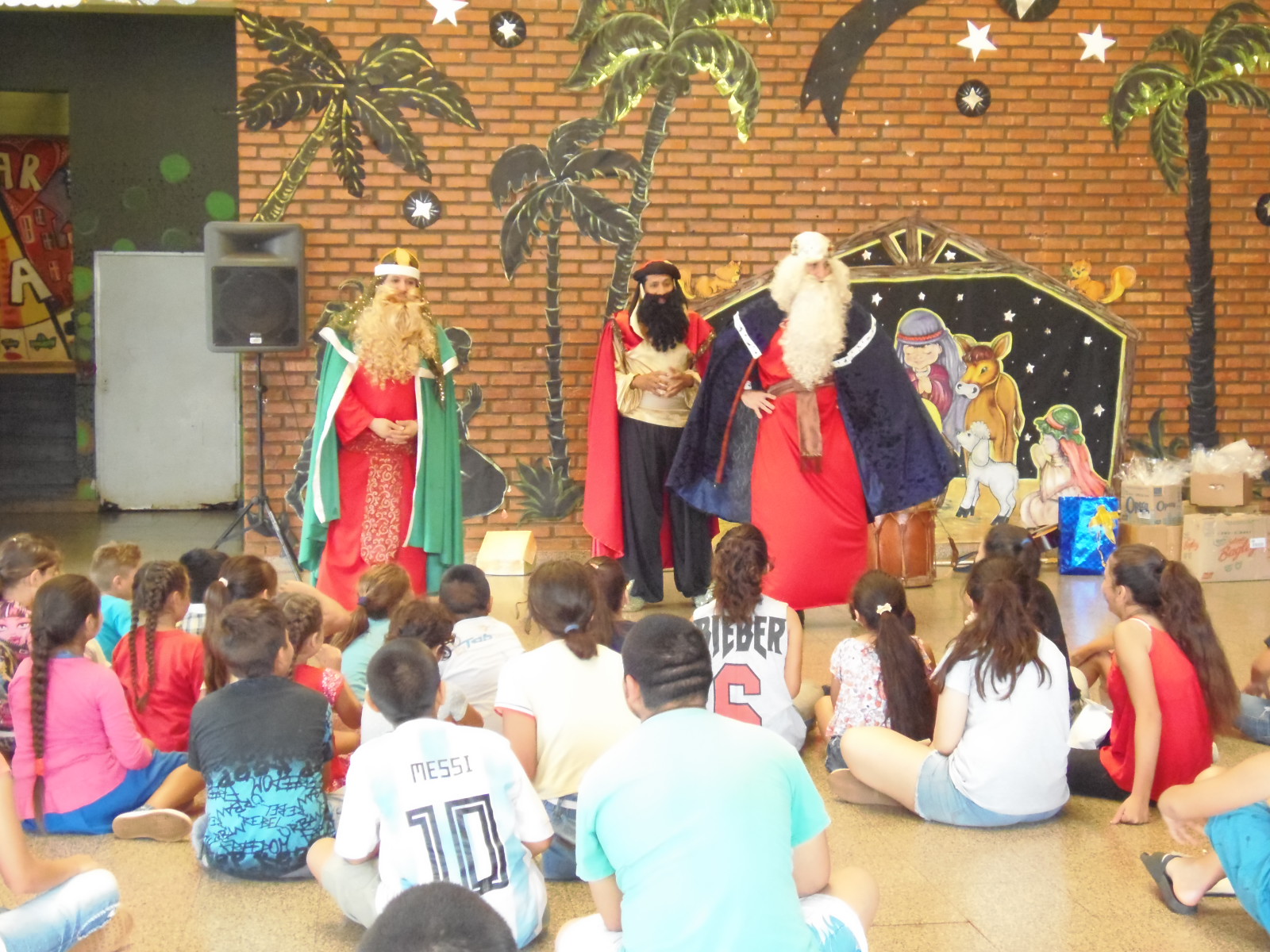 Los Reyes Magos visitaron el Hogar de Día con donaciones y canciones