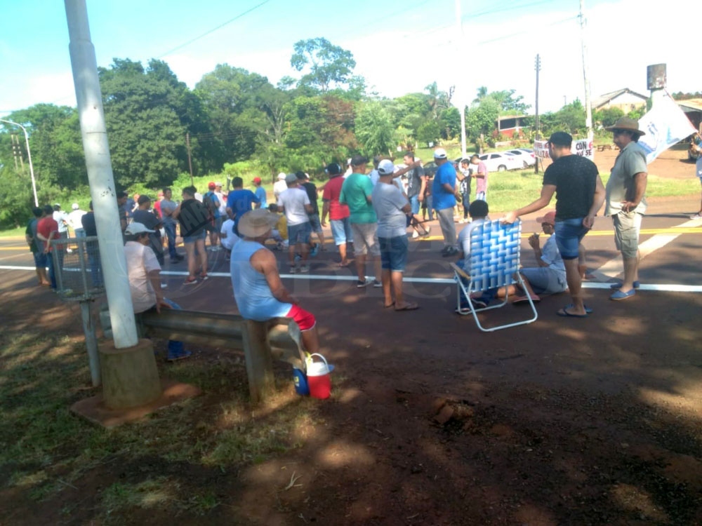 Madereros cortaron la ruta 12 en Montecarlo