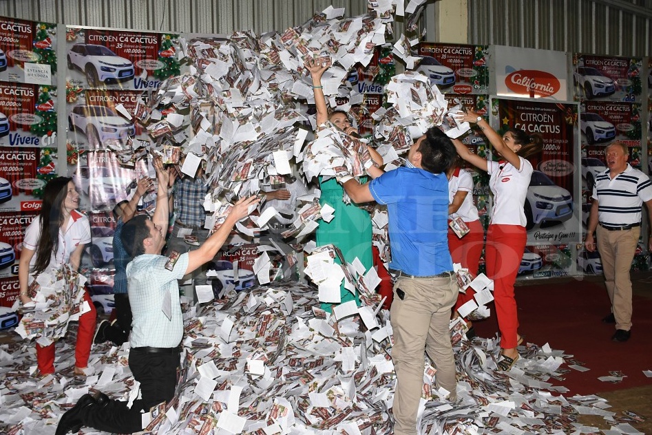 California Supermercados: depositó un sólo cupón y se llevó el auto