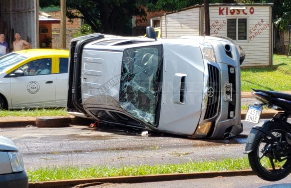 Despiste y vuelco sobre la ex213