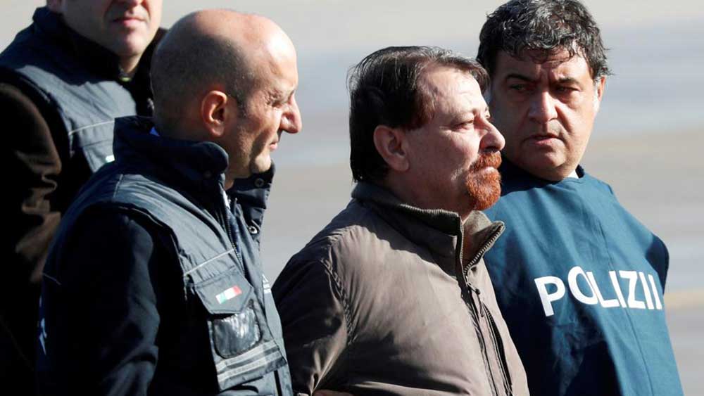 Llegó a Italia el extremista Cesare Battisti, extraditado desde Bolivia