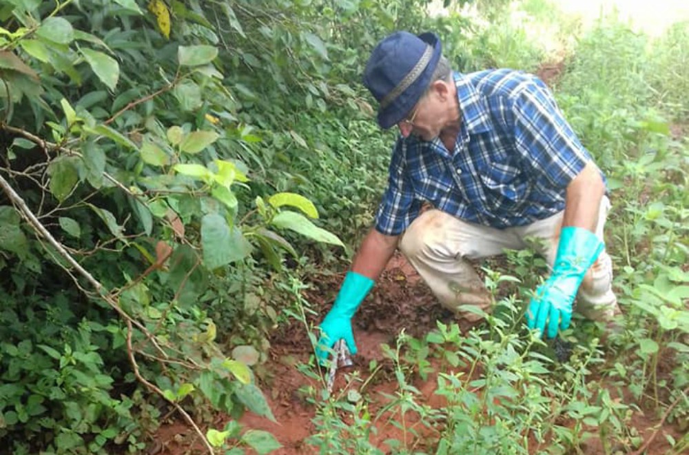 Colono denuncia que descargaron materia fecal en su casa