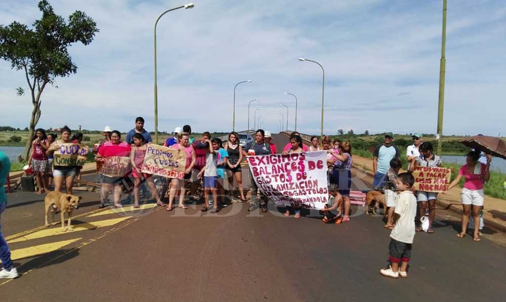 Posadas: vecinos interrumpen el tránsito en Chacabuco y costanera